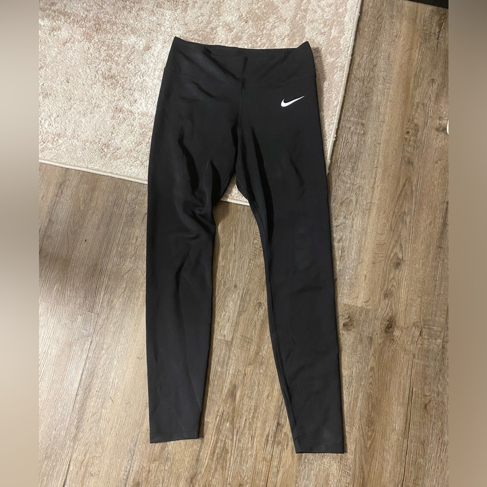 Nike leggings. Good used condition. I’ve worn these maybe 3 times.